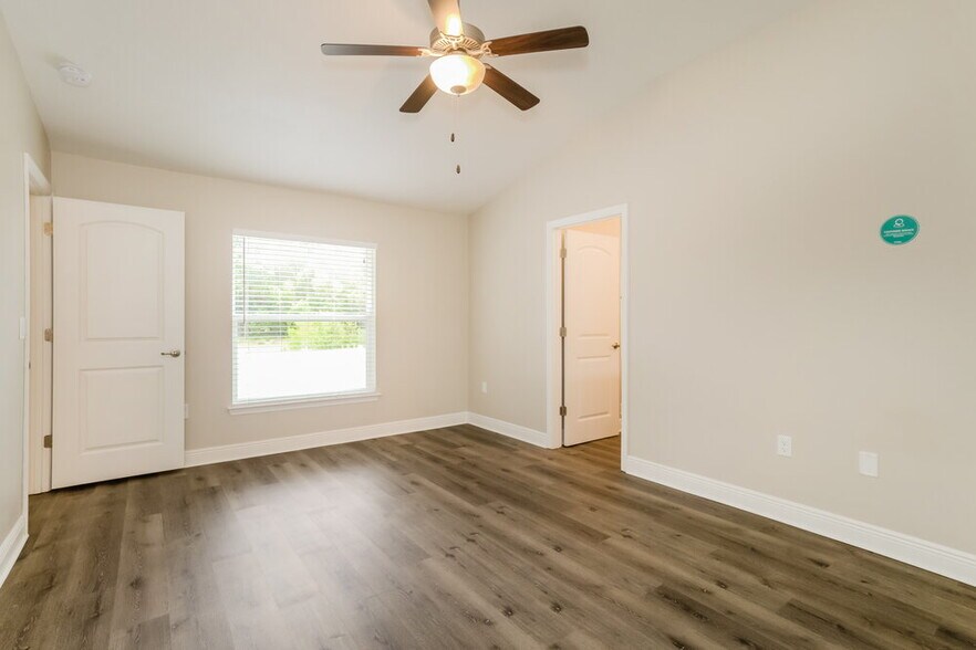 Building Photo - 1004 Kellogg Dr