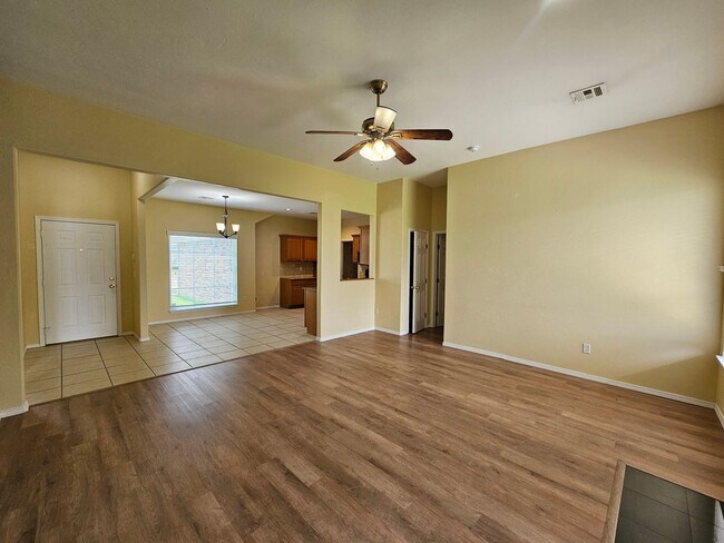 Building Photo - Moore Rental! Available NOW!