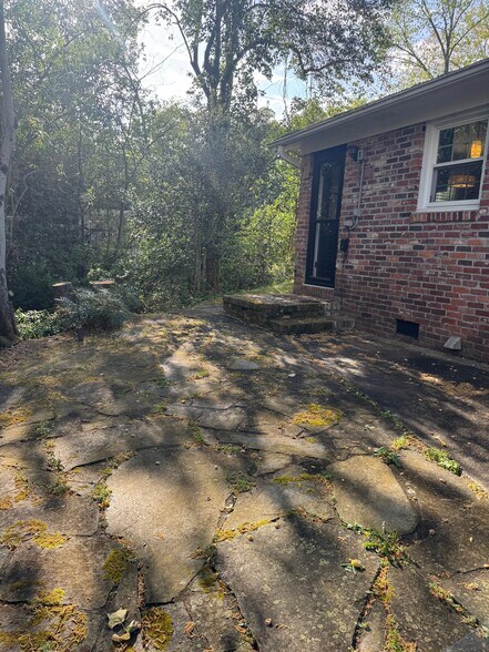 Building Photo - 608 University Ridge