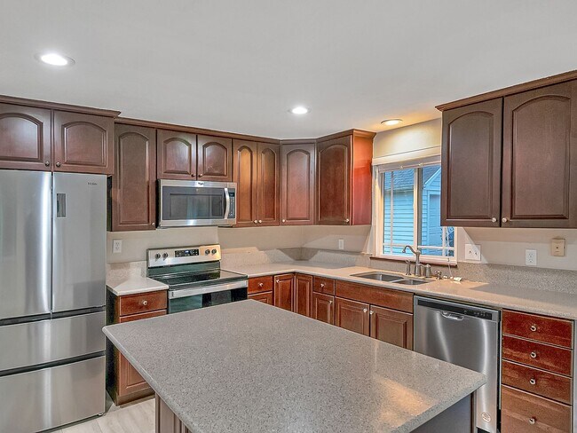 Building Photo - Coming soon! Remodeled 3-bdr/2-bath Overlook ranch w/ fireplace, excellent location