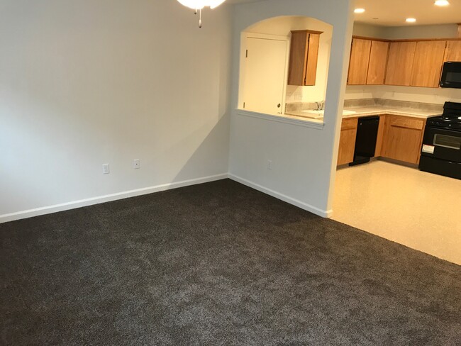 Building Photo - 3077 Bright St