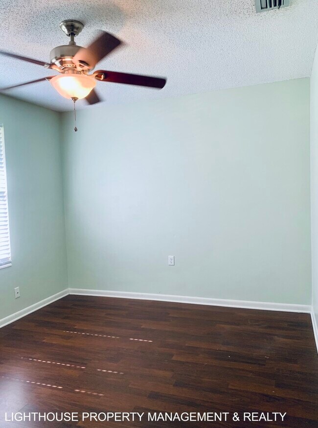 Building Photo - Spacious 4-Bedroom, 2-Bath with Fenced Yar...