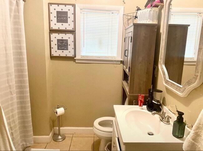 Building Photo - 3 Bedroom 2 bath home on Park Street