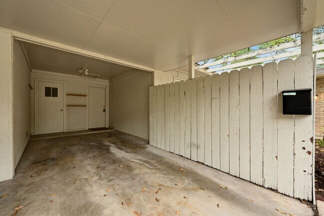 Building Photo - 2210 Quarry Rd