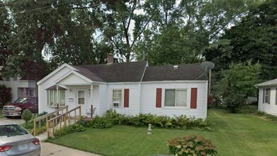 Building Photo - 2927 S Shore Dr