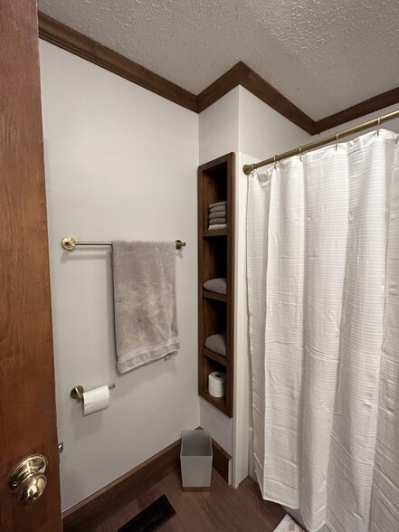 Building Photo - 713 E Elm St