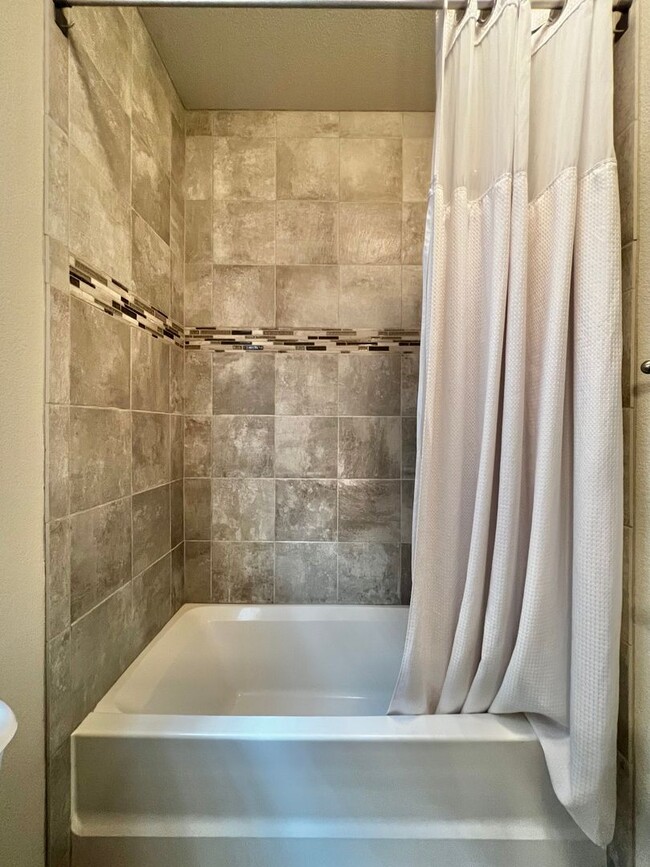 Building Photo - Elegant 3 Bedroom 2.5 Bathroom Home