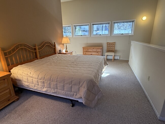 Building Photo - 2833 Kinnickinnick Rd