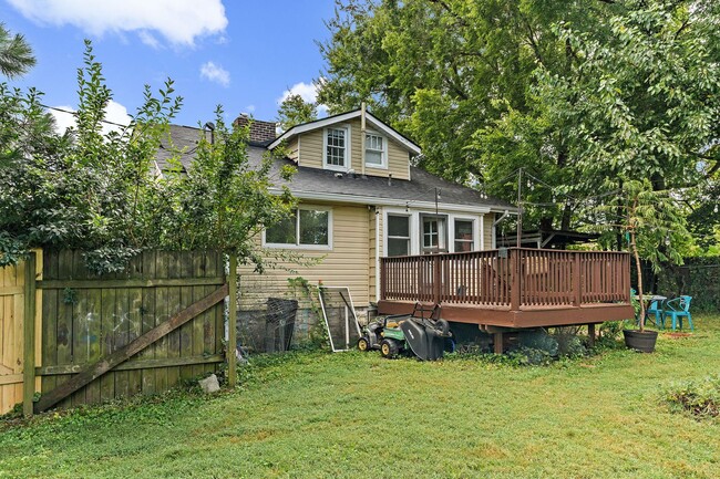 Building Photo - Adorable East Nashville Cottage w/ HUGE Fully-Fenced backyard!
