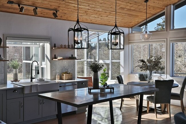 Building Photo - One Of A Kind Freeland Home with Two Seper...