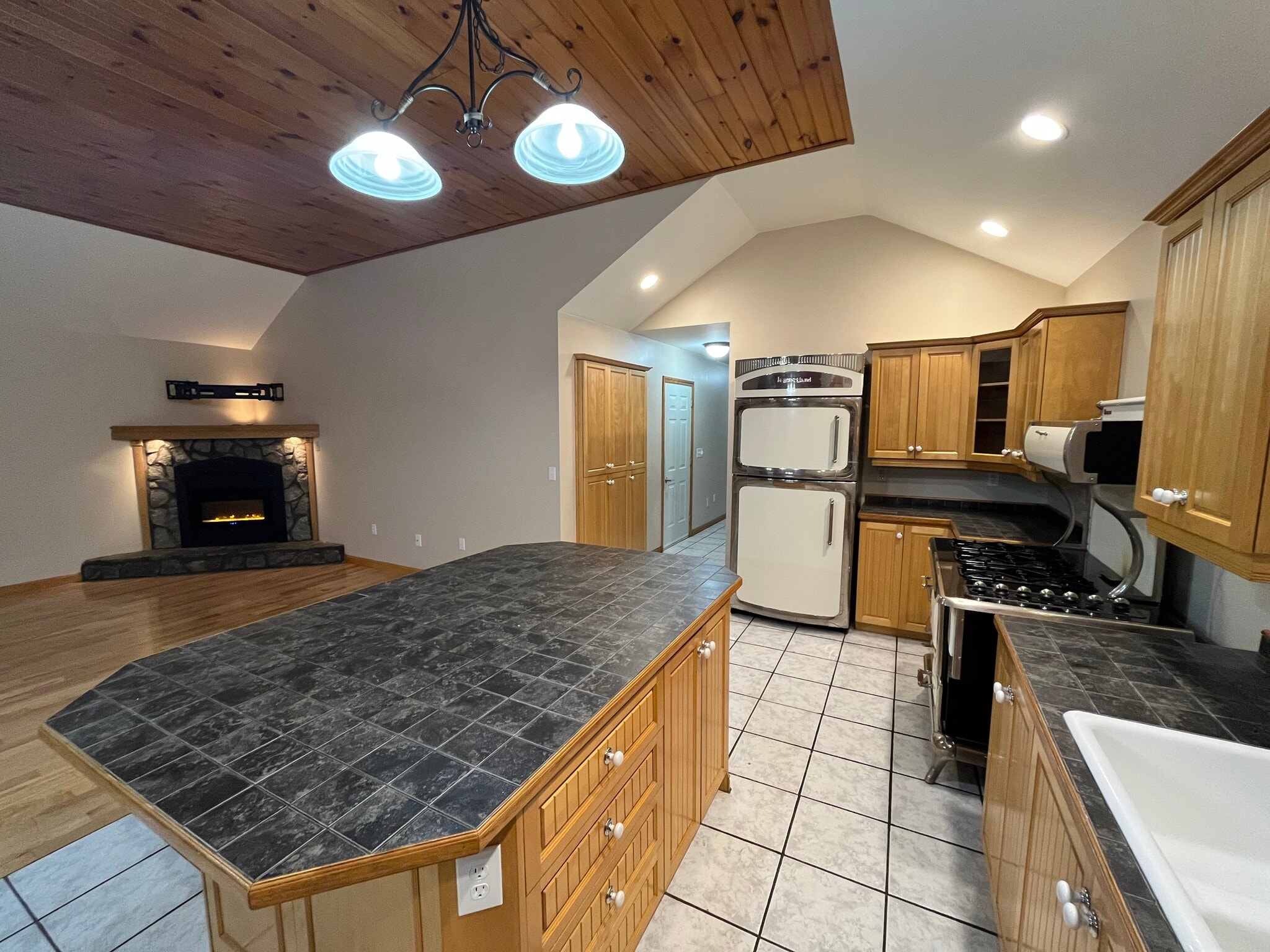 Living Room / Kitchen Open Concept - 79 Lawrence Rd