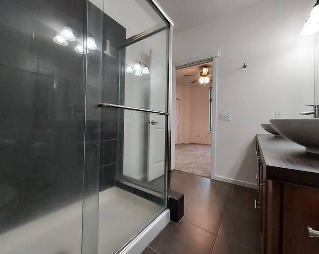 Building Photo - 2 Bed - 2 Bath Townhome in Downtown Tacoma!