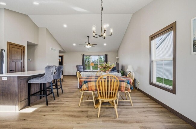 Building Photo - 557 Cannondale Ave