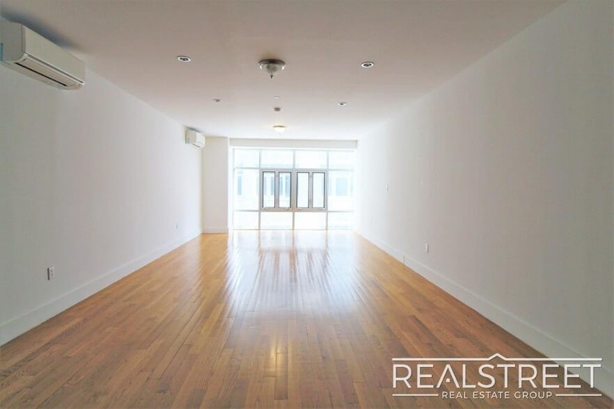 Primary Photo - LUXURY 1 BED LOFT in Queens!
