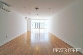 Building Photo - LUXURY 1 BED LOFT in Queens!