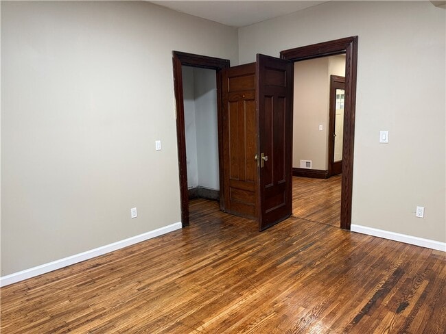 Building Photo - 483 Alexander St