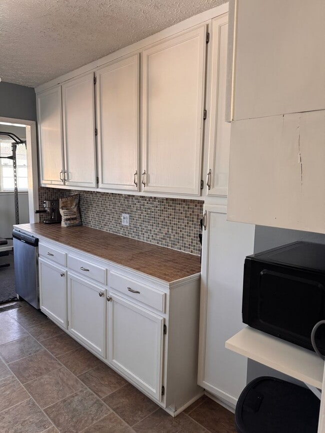 Building Photo - 2 Bedroom with Possible 3rd || 1 Bathroom - Single Family Home