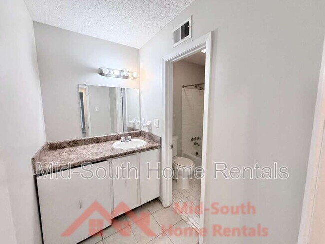 Building Photo - 642 Safari Dr