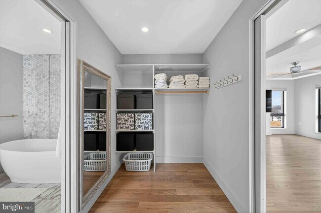 Building Photo - 911 S Oak St