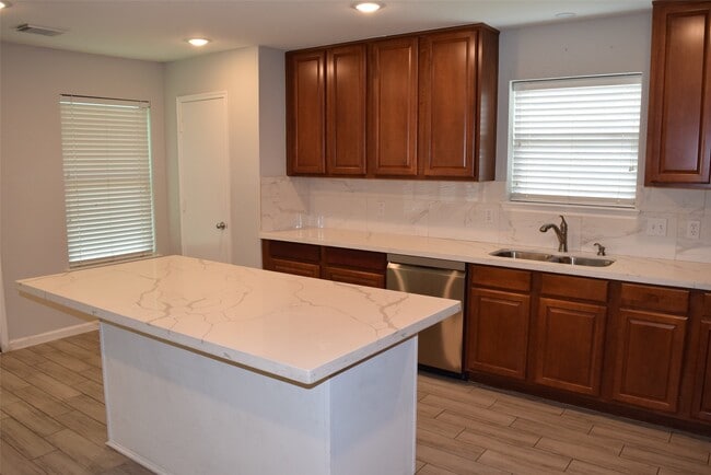 Building Photo - 15510 Liberty Bluff Dr