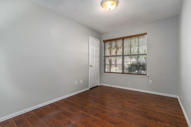 Building Photo - 588 Lake Forest Dr