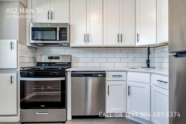 Primary Photo - 802 Main St