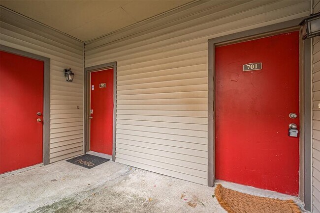 Building Photo - 2025 Augusta Dr
