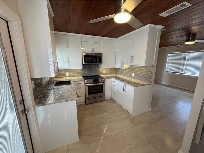 Building Photo - 303 Colonia Ln W