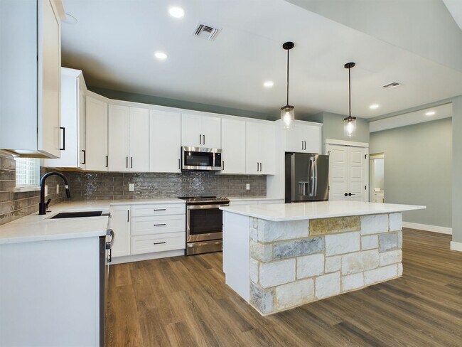 Building Photo - Charming 3-Bedroom Home with Updated Kitchen and Dual-Sink Primary Bath