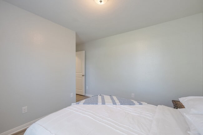 Building Photo - 196 Goldenrod