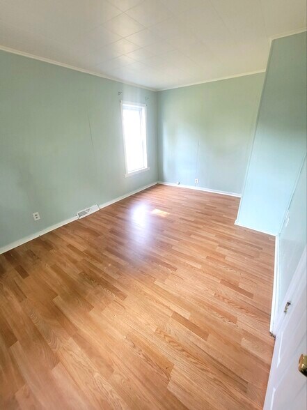 Building Photo - 404 2nd St