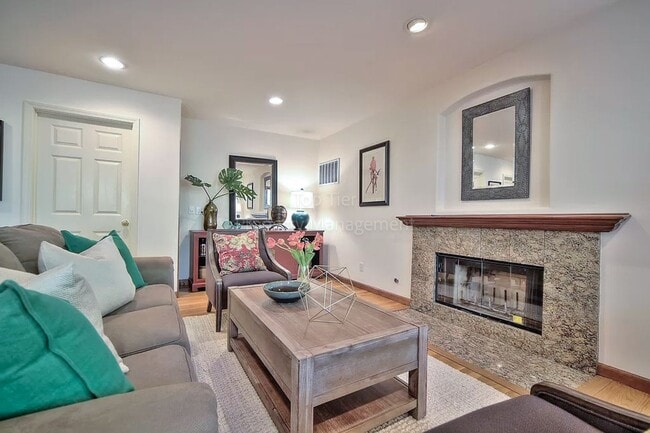 Building Photo - Luxurious 4 bed / 3.5 bath / 3,276 sqft Ho...