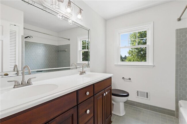 Building Photo - 800 Glenairy Dr NE