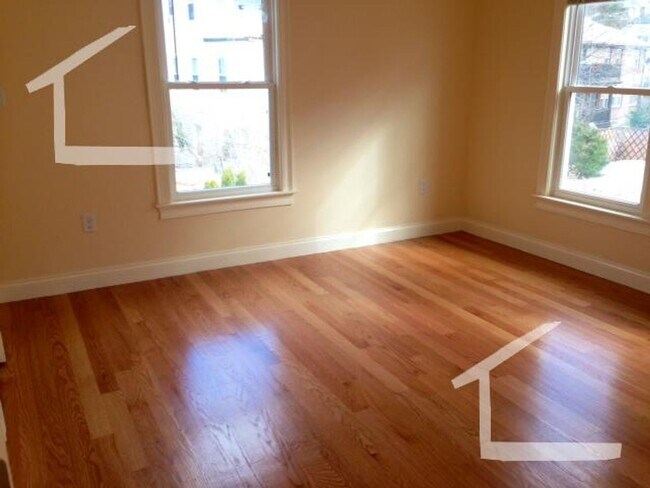 Building Photo - nice 4 bed in Newton