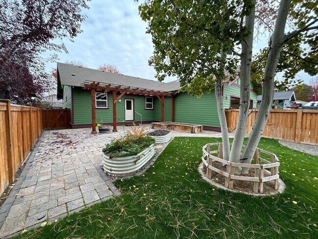 Building Photo - 3 Bedroom / 2 Bathroom House in NW Redmond - PENDING APPLICATION