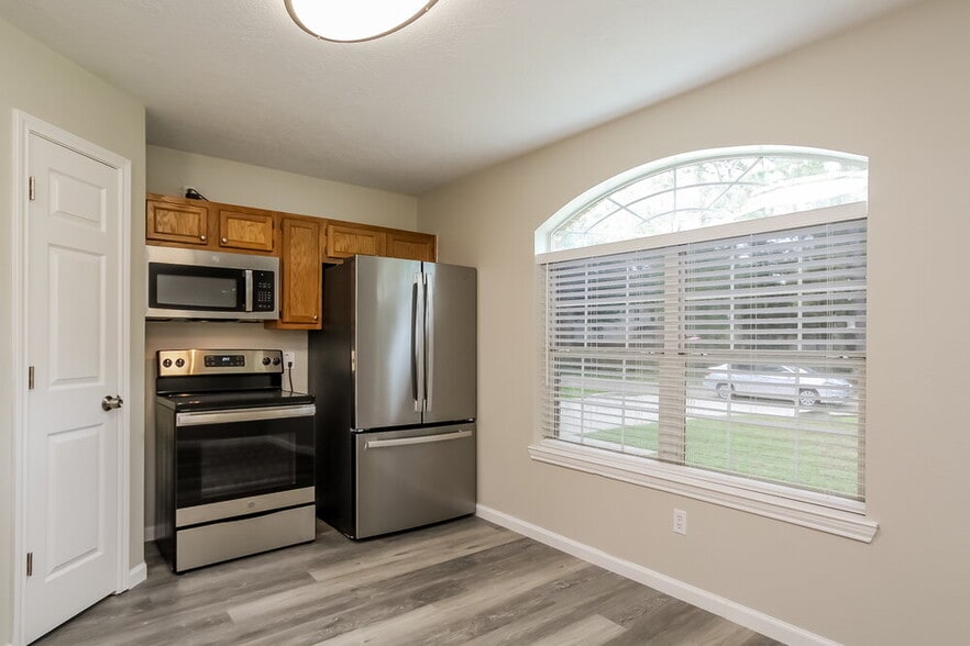 Building Photo - 1528 Glen Oaks Dr