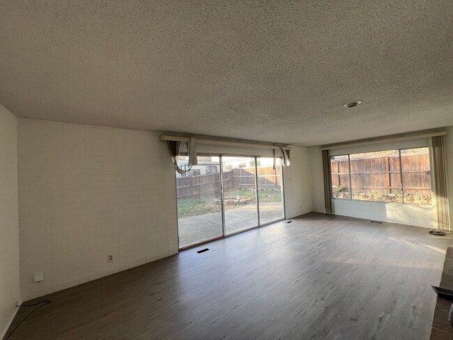 Building Photo - 3BED2BATH - GARAGE, DRIVEWAY, LARGE YARD, WASHER/DRYER HOOKUPS, BEAUTIFUL NEIGHBORHOOD