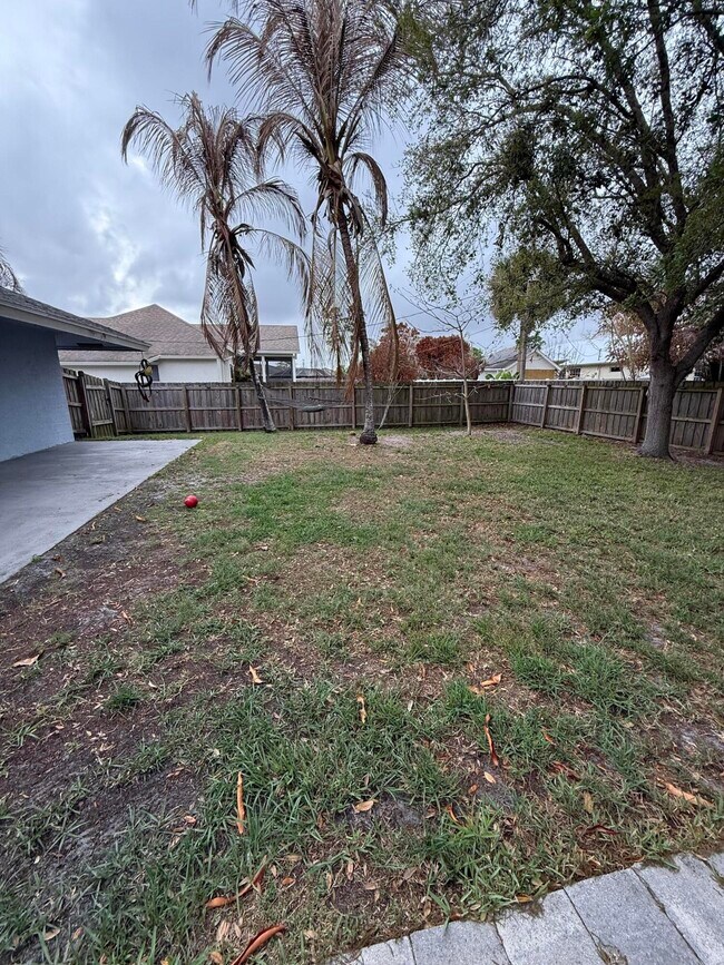 Building Photo - 249 NE Glentry Ave