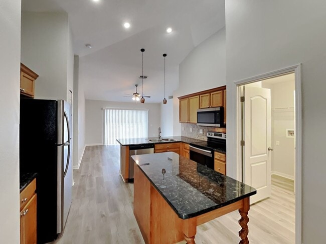 Building Photo - Charming 3-Bed, 2-Bath Home in Spring Hill with Garage Parking