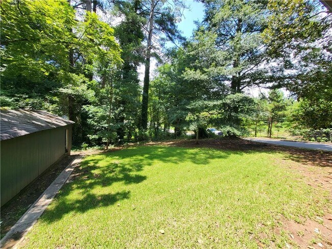 Building Photo - 2107 Pinehurst Dr