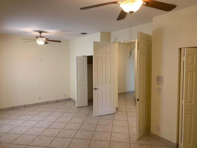 Building Photo - 11301 Edgewater Cir