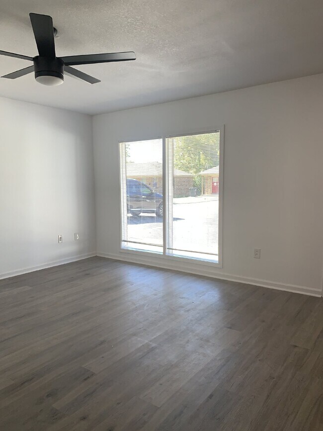 Building Photo - "Charming 2-Bed Oasis in the Heart of Jonesboro – Spacious 720 sq. ft. Living at Vine Street Apar...
