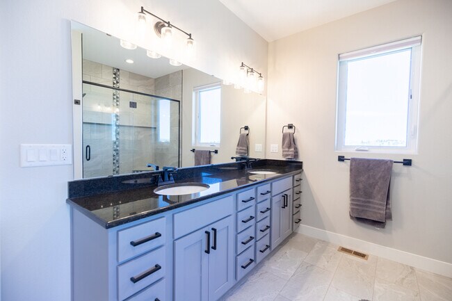 Building Photo - 2428 Sunshine Dr