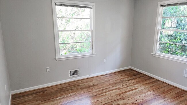 Building Photo - 3022 Templewood Dr NE
