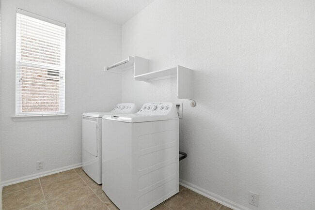 Building Photo - BEAUTIFUL 5 BEDROOM AND 3 BATH!!