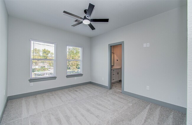 Building Photo - 835 S Victory Dr