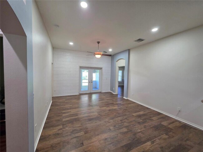 Building Photo - 806 Lesa Glen Pl