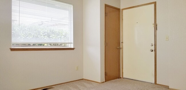Building Photo - MOVE IN READY NOW! Desirable down town location. 2 bed, 1 bath. Includes water, sewer and garbage.