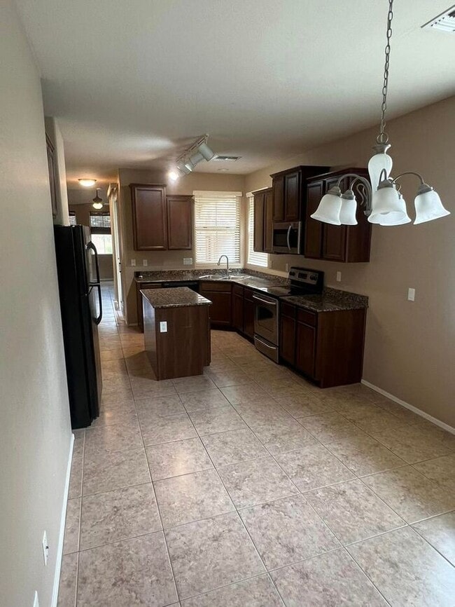 Building Photo - 4-bedroom and loft in the Willows with com...