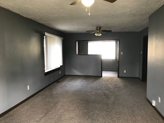Building Photo - Southeast Side - 2 Bedroom home